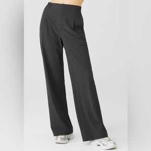 NWOT Alo Yoga Pursuit Trouser in Grey